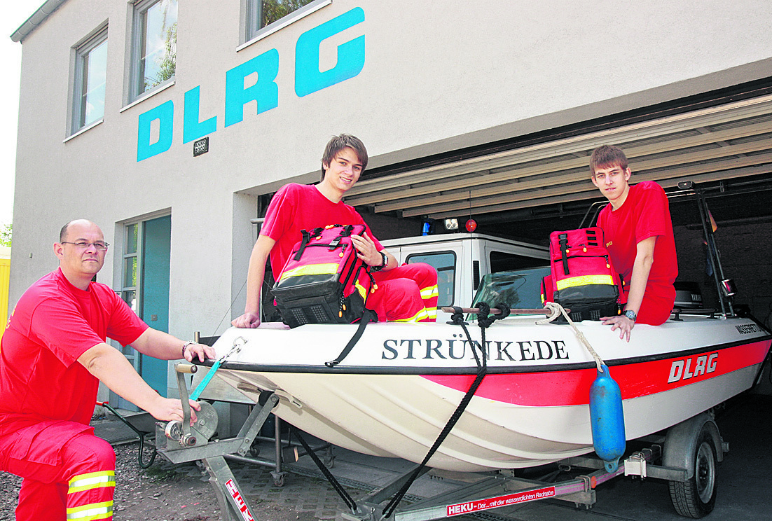 Jörg Müller, stellv. Rettungswart, bringt gemeinsam mit den Wasserrettern Nicolas Weber und Timo Gojowczyk ein Motorboot ins Freie.Foto: Detlef Erler