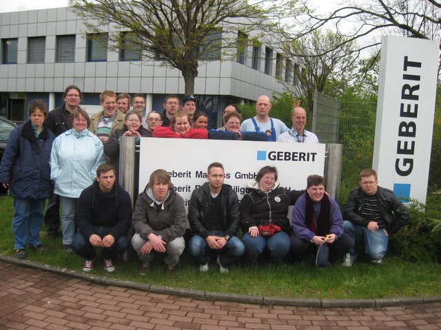 WFB-Mitarbeiter/innen und Auszubildende von Geberit Mapress freuen sich über einen gemeinsam verbrachten Tag.