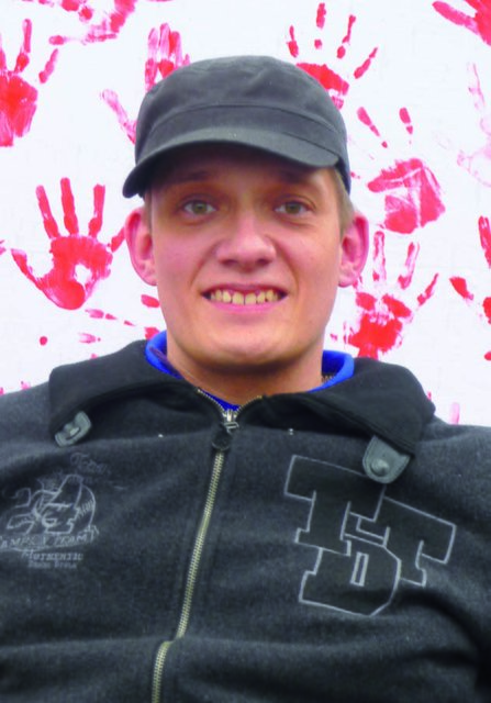 Tobias Tripp lässt sich nicht so schnell aus der Bahn werfen. Trotz abgeschlossener Ausbildung musste der gelernte Bürokaufmann, der auf den Rollstuhl angewiesen ist, 120 Bewerbungen schreiben, bevor er einen 400-Euro-Job bekam.