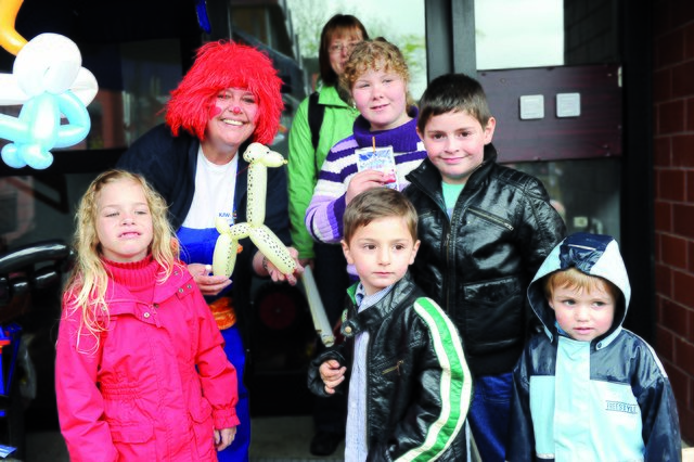 Clown Fini hatte vor allem die kleinen Besucher beim Tag der offenen Tür der integrativen SOS-Kindertagesstätte um sich geschart. Foto: Heinz Holzbach