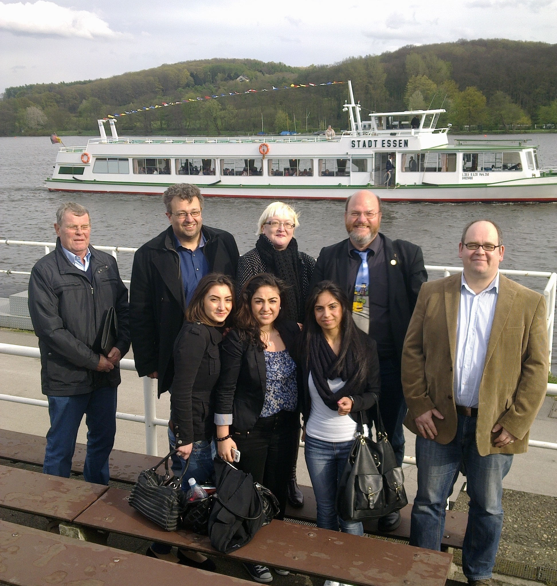 Gruppenbild mit drei Praktikantinnen: v.l. Hans-Carl Weber, Mehrdad Mostofizadeh, Dr. Elisabeth van Heesch-Orgass, Rolf Fliß, Peter Maas.