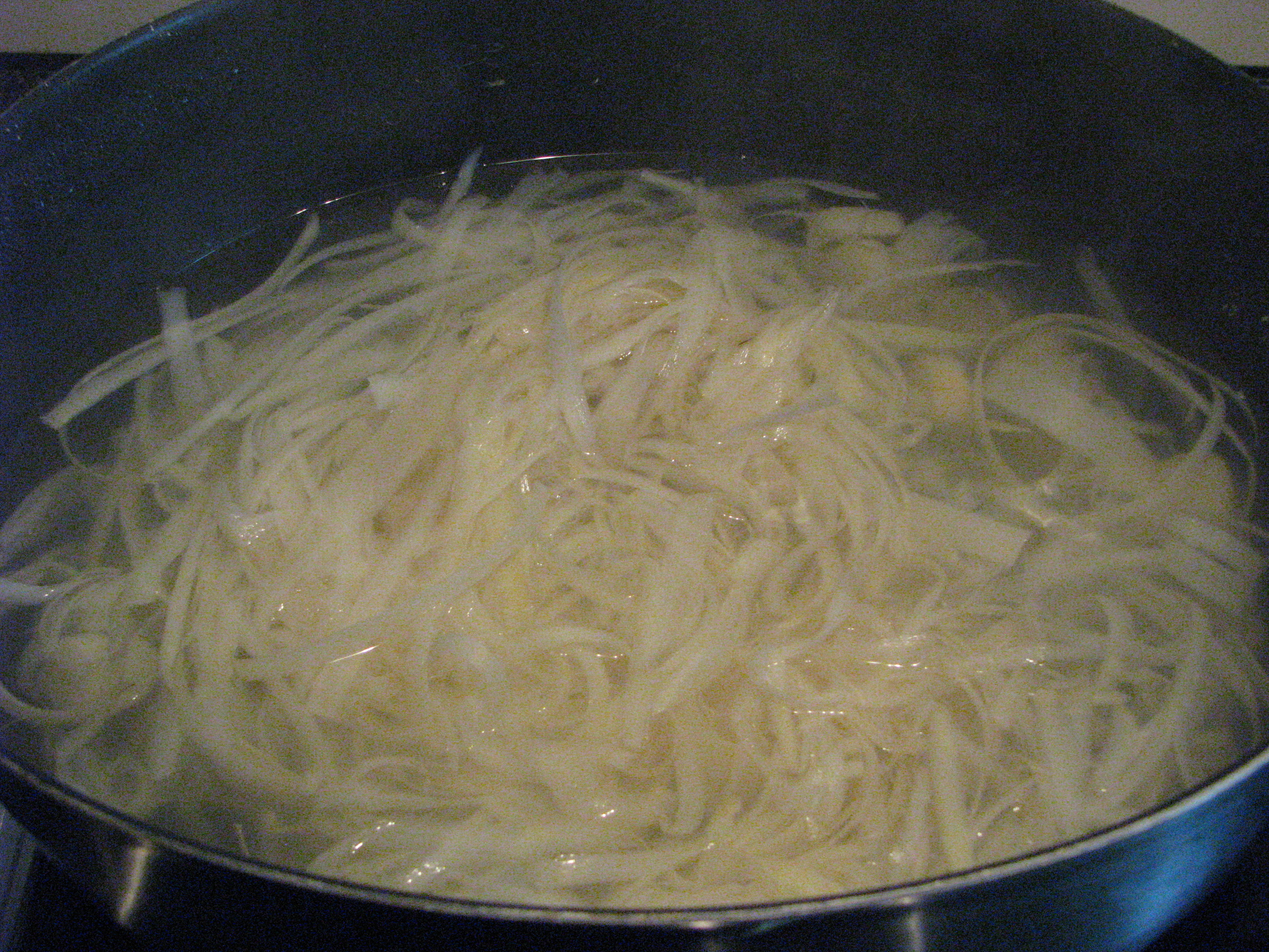 Für einen guten Geschmack, erst die Schalen auskochen und den Spargel dann in dem Sud kochen....