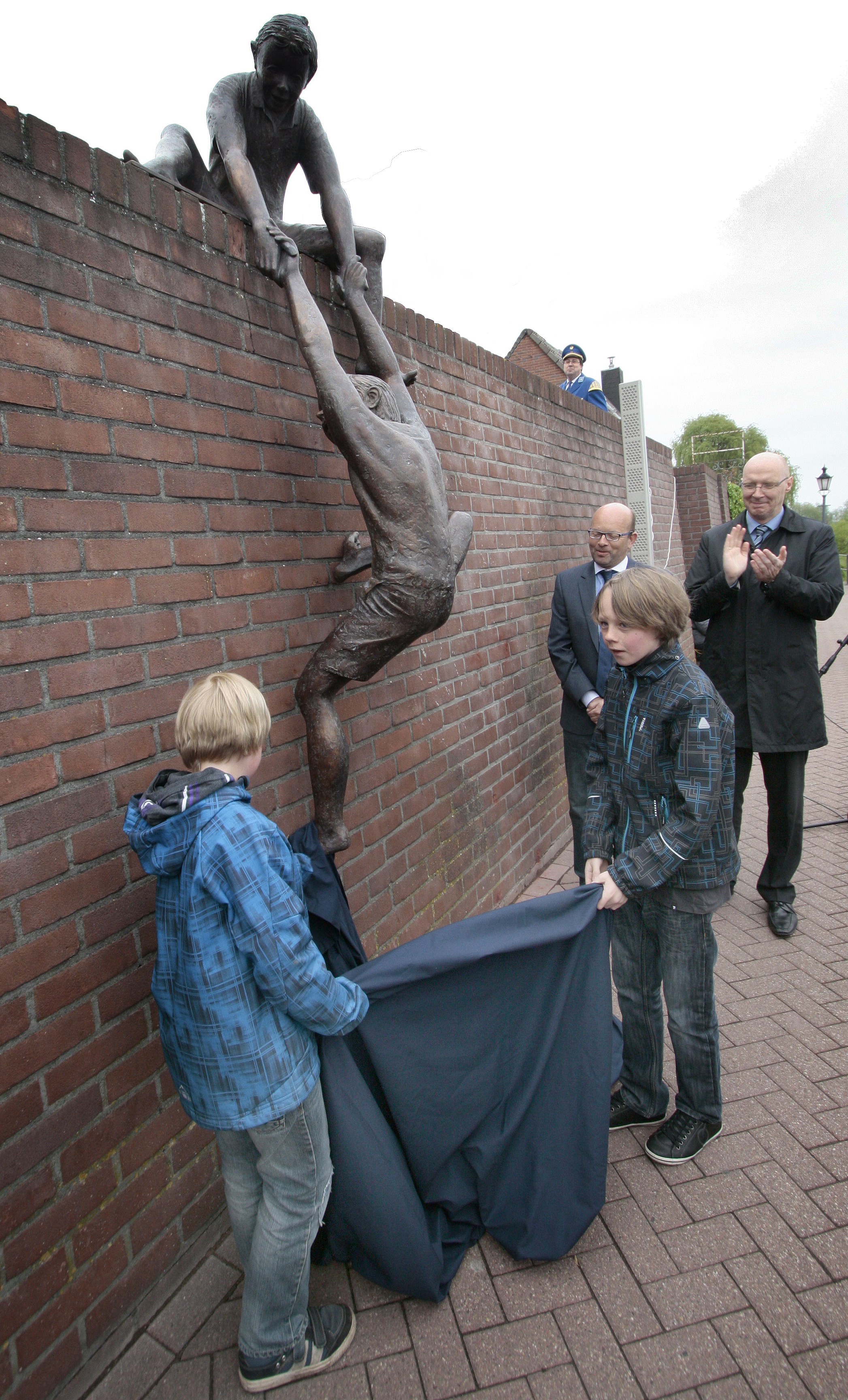 Zwei gerade anwesende Jungens wurden von Rolf Albring animiert, die Skulptur zu enthüllen.