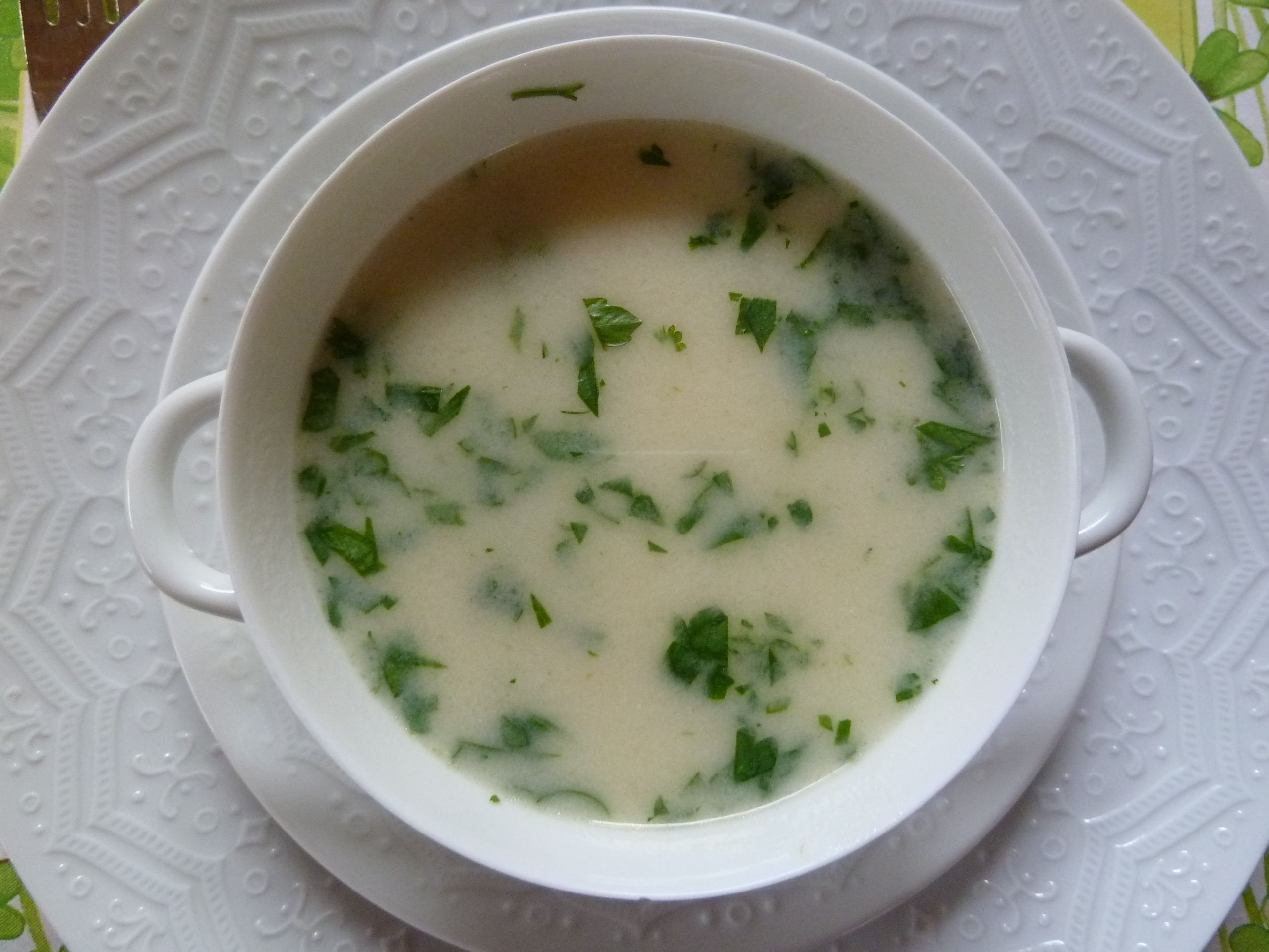 eine leckere Spargelsuppe, bestreut mit ganz frischem glatten Petersilienblättern