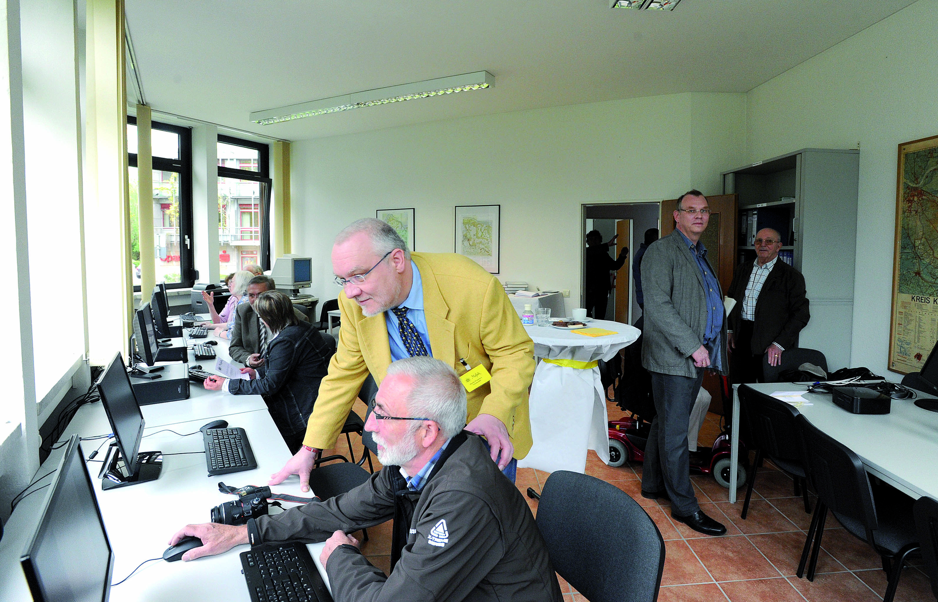 In den neuen Räumlichkeiten des Vereins "Mosaik" an der Emmericher Straße kann jetzt jeder ungestört forschen. Vorstandsvorsitzender Martin Wennekers, (2.v.re) unterstützt dabei gerne. Foto: heinz Holzbach