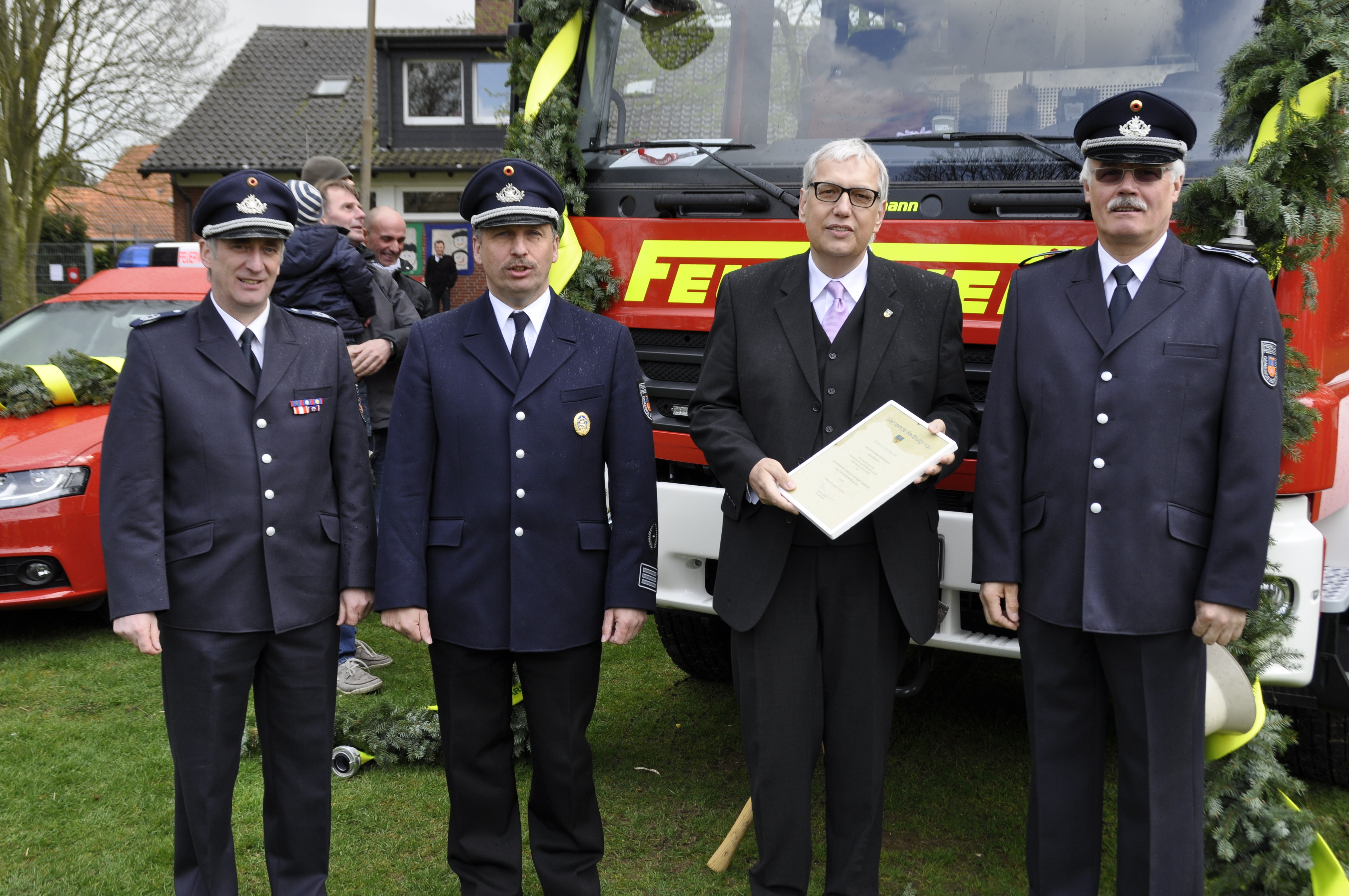 Dank und Anerkennung für die Feuerwehrführung. V.l.n.r. Gemeindebrandinspektoren mit Bürgermeister. Stefan Veldmeijer, Klaus Elsmann, Peter Driessen und Josef Ingenhaag.