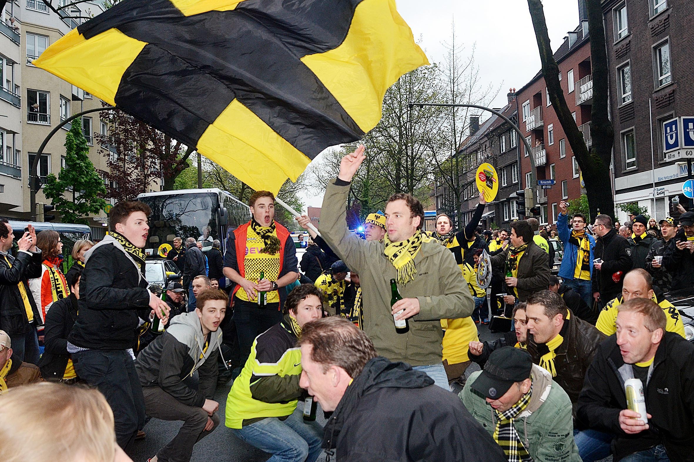 Kaum hatte der BVB wieder die Schale in der Hand, wurde die Straße zur Partymeile.