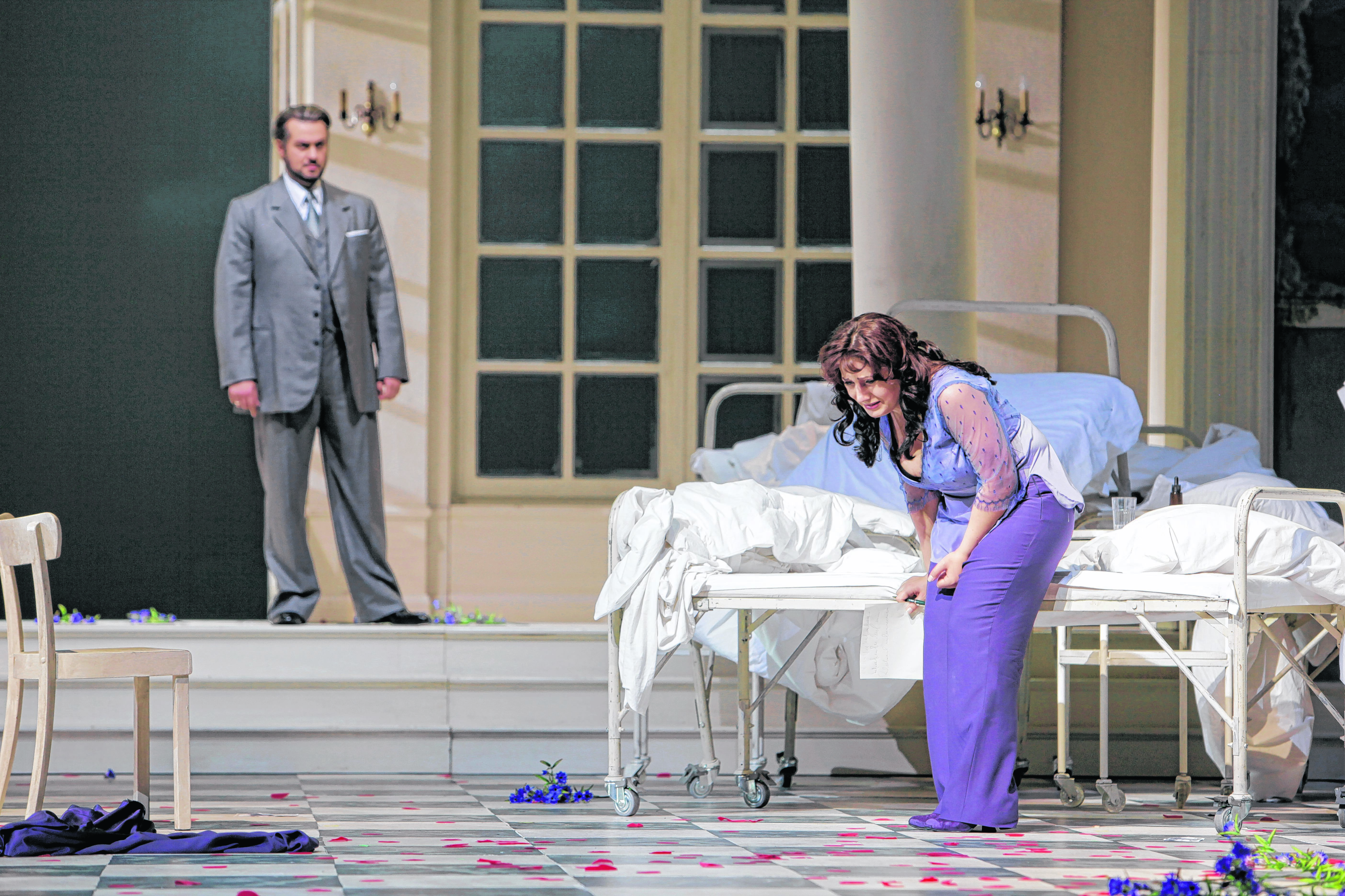 Musikalisch gelungen: La Traviata im Aalto-Musiktheater (von links): Aris Argiris als Giorgio Germont und Liana Aleksanyan als Violetta Valéry.