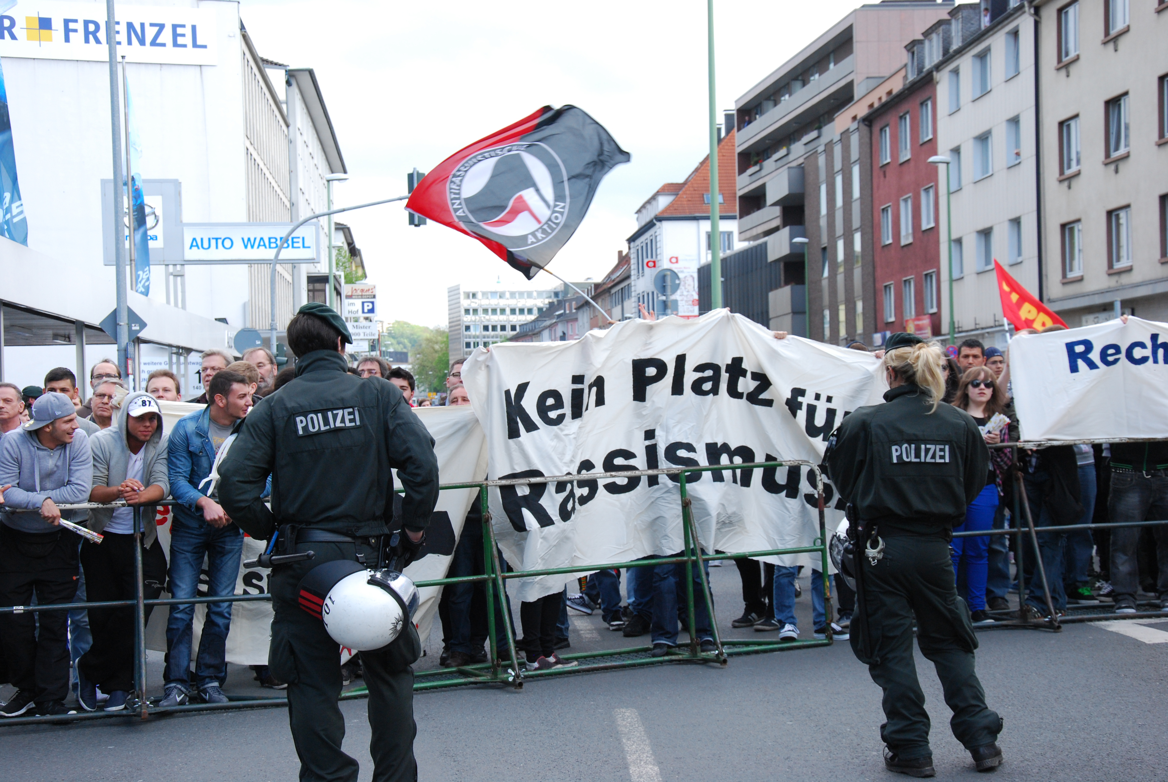 Der DGB Hagen hatte zur Gegendemo aufgerufen, der rund 350 Demonstranten folgten.