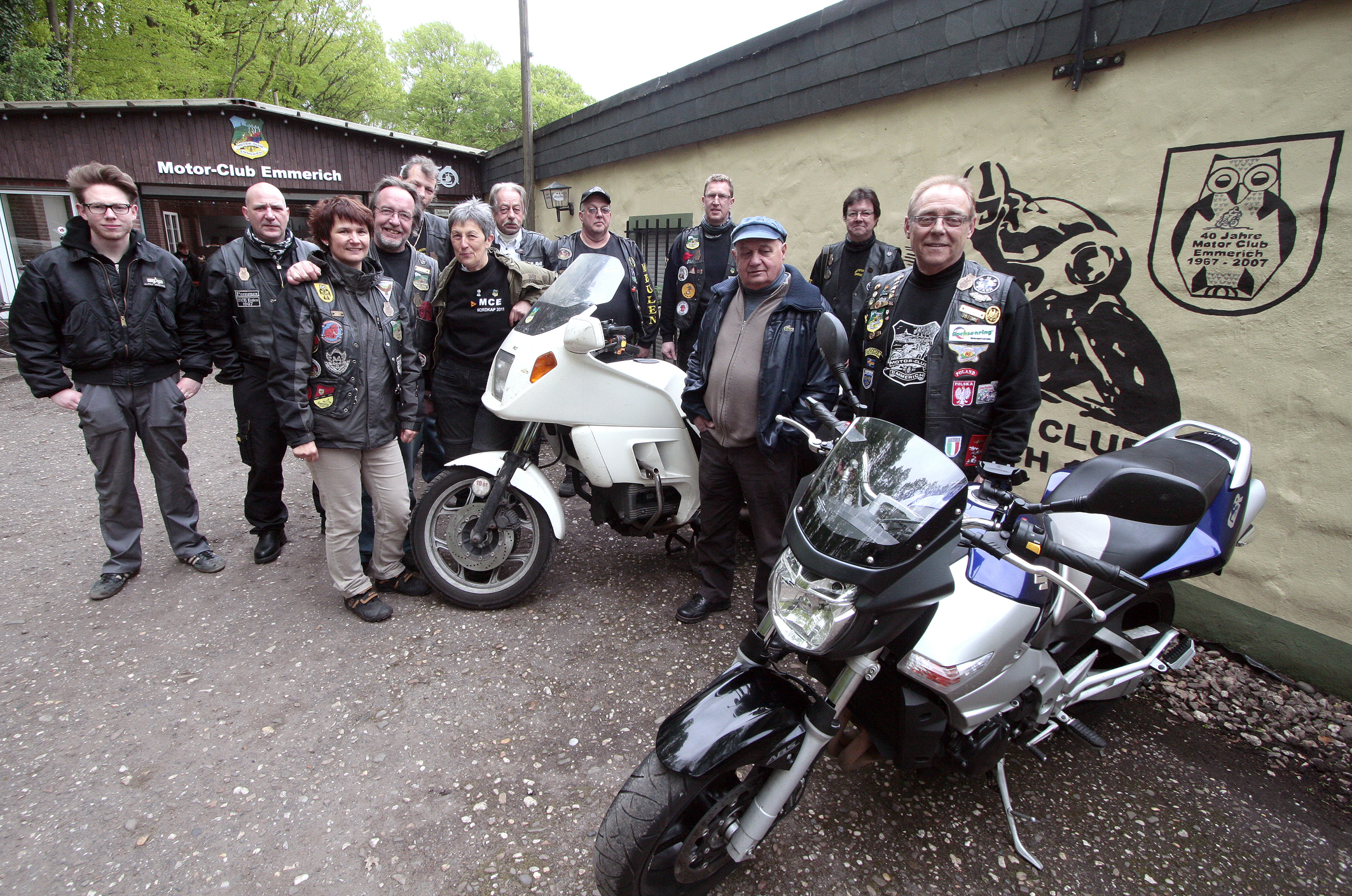 Sie alle haben Spaß am Motorrad fahren: die Mitglieder des Motorclub Emmerich, hier vor ihrem Vereinsheim am Abergsweg 130 in Emmerich-Hüthum. Foto: Helmut Heckmann