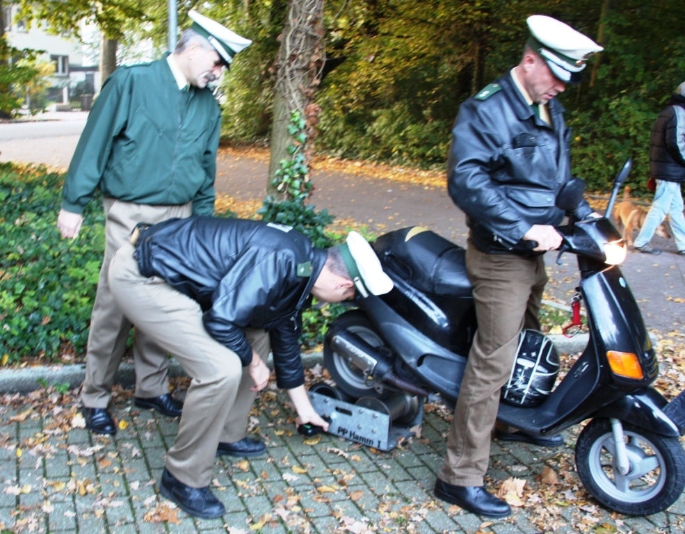Rollerfahrer sind genau wie Fahrradfahrer gefährdete Verkehrsteilnehmer. Die Kreispolizei nimmt daher regelmäßig Roller- und Fahrradkontrollen vor (wie auf diesem Foto). Foto: Archiv