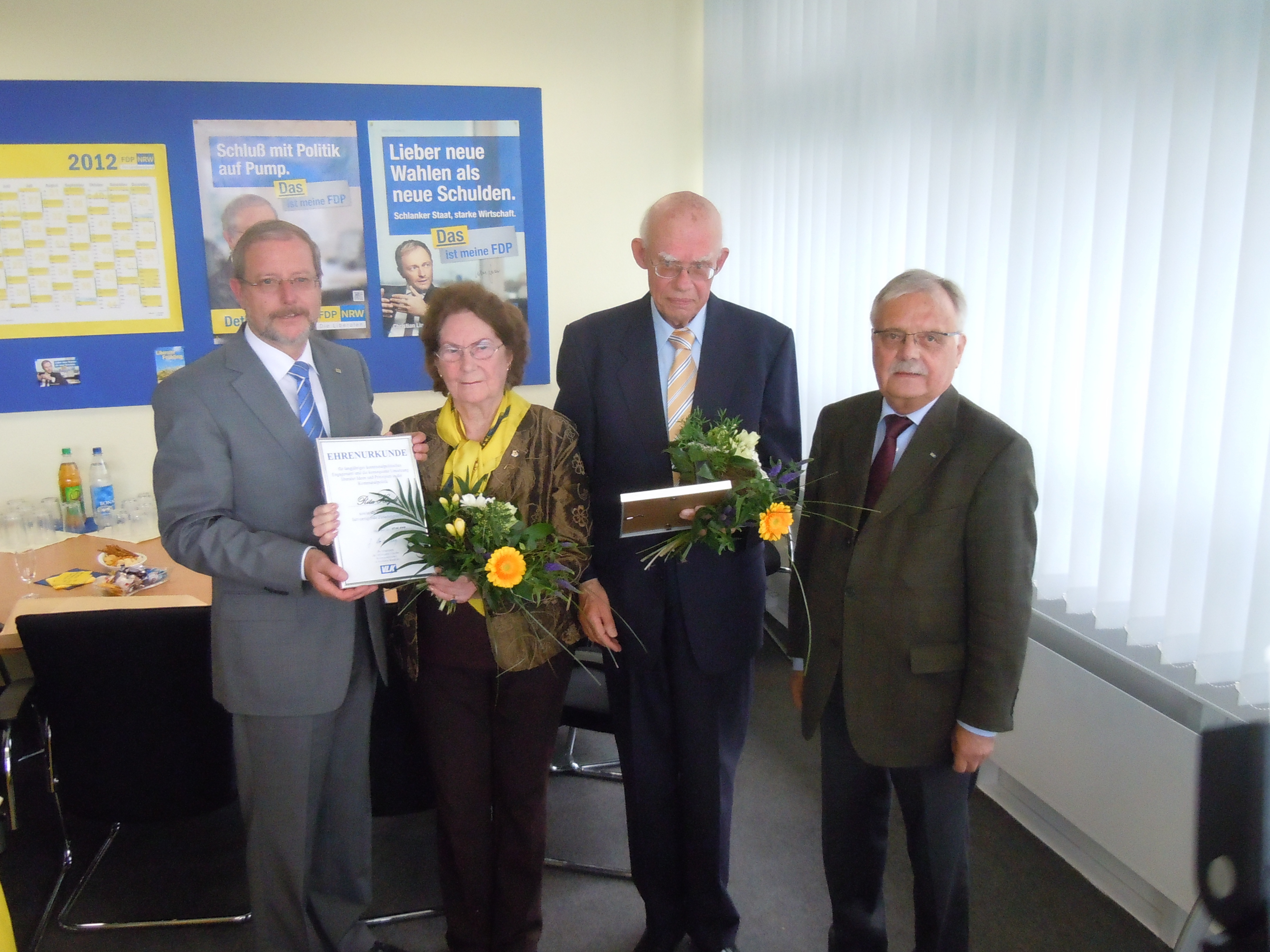 Detlef Köpke (l.) und Jochen Dürrmann (r.) mit den Geehrten Rity Heydt und Gunther Kingreen.