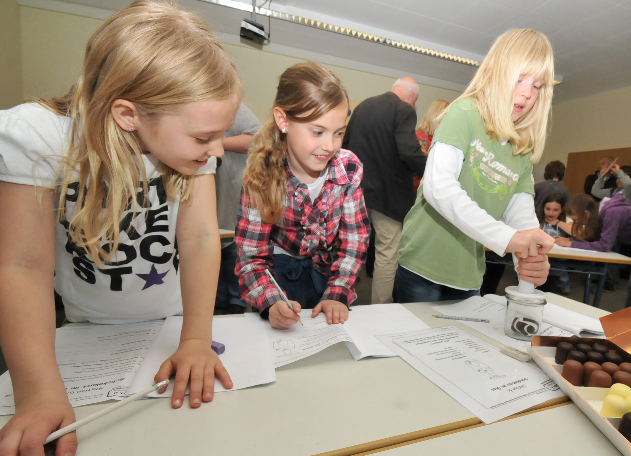 Erste Experimente im neuen Raum: Veronika, Kim und Laura untersuchen das Verhältnis eines Schaumkusses bei Unterdruck. Foto: Friedhelm Heinze