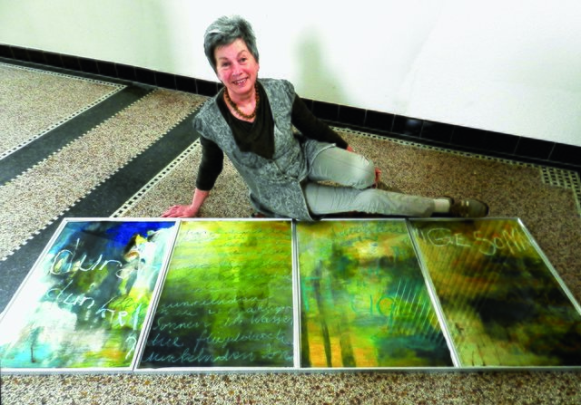 Jeanne Feldhaus zeigt ein außergewöhnliches vierteiliges Bild-Ensemble, in dem Buchstaben eine interessante Rolle spielen.