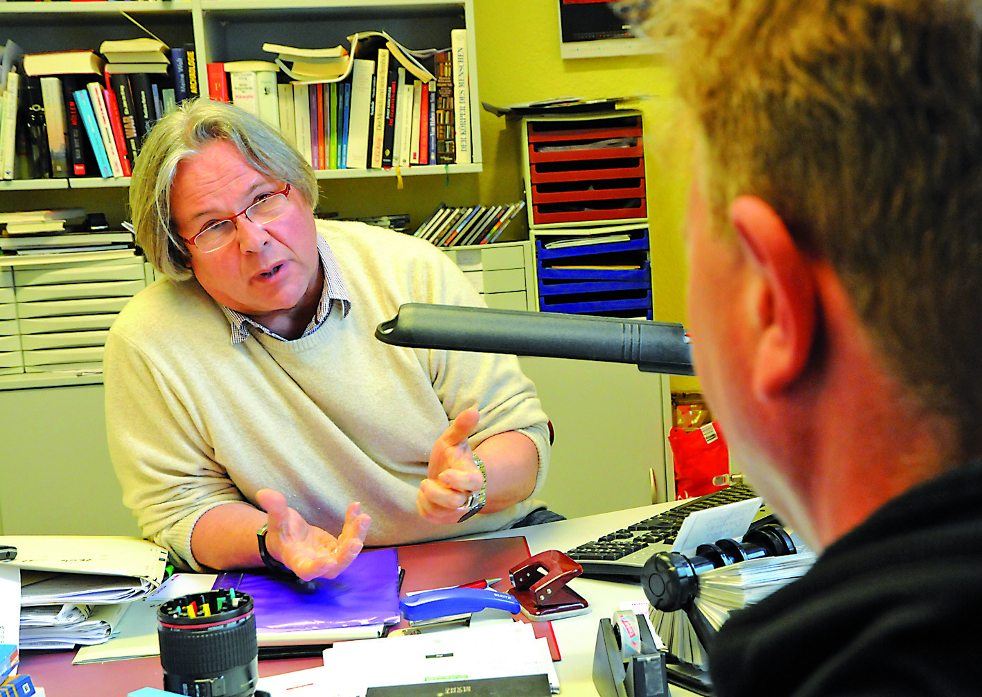 Sozialpädagoge Michael Steven vom Kamillushaus mit Michael.