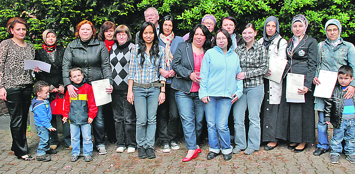 Das sind die Teilnehmer des ersten Hattinger Elternintegrationskurses in Zusammenarbeit mit der Caritas. Durchgeführt wurde er von Berlitz, zur Hälfte finanziert durch das Bundesamt für Migration und Flüchtlinge. Neben den Teilnehmern sind auf dem Foto in der hinteren Reihe (Vierte .v.l.) Dr. Bettina Gneisse (Berlitz), daneben Rolf Erdmeier vom Bundesamt für Migration und Flüchtlinge. In der ersten Reihe mit den roten Schuhen Kursleiterin Müzeyyen Atescelik. Foto: Pielorz
