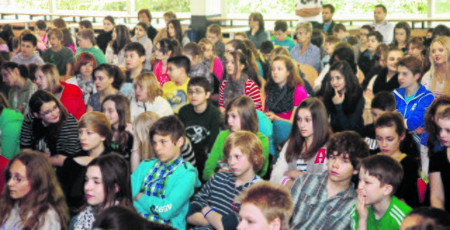 Gespannt lauschen die Schüler den Worten ihres Gastes. Foto. Erler