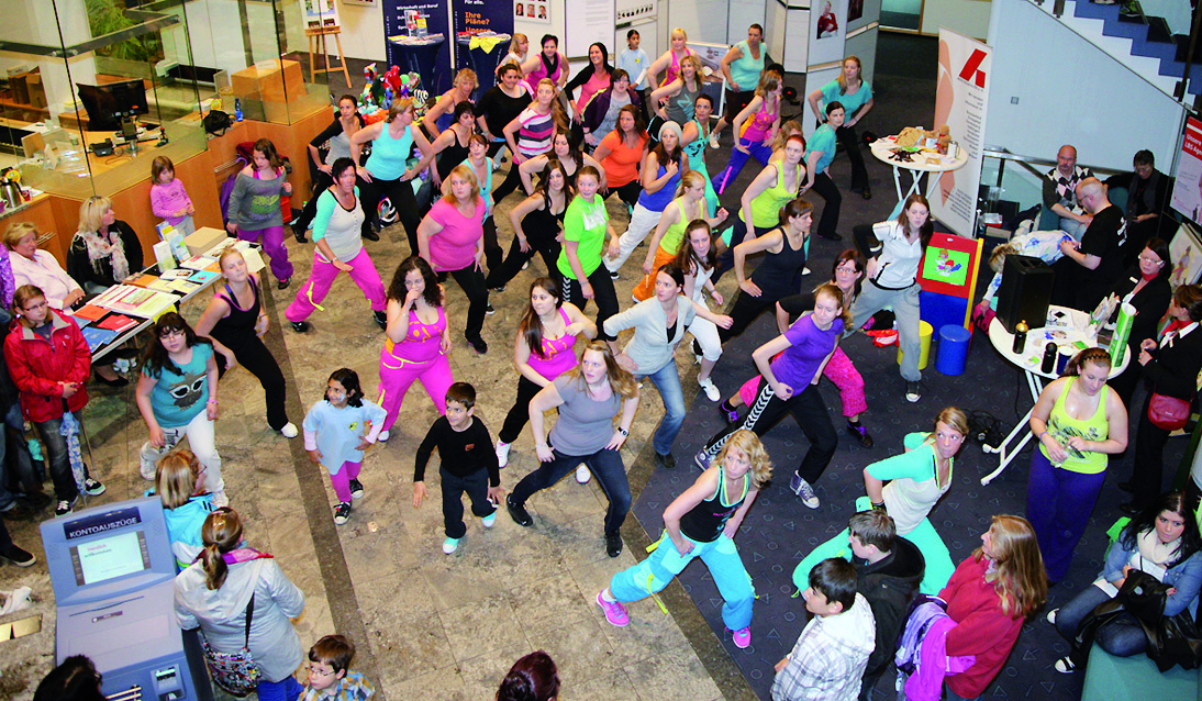 Zumba in der Sparkasse: Die Open Air-Veranstaltung zum Mitmachen für alle wurde kurzfristig ins Trockene verlegt.