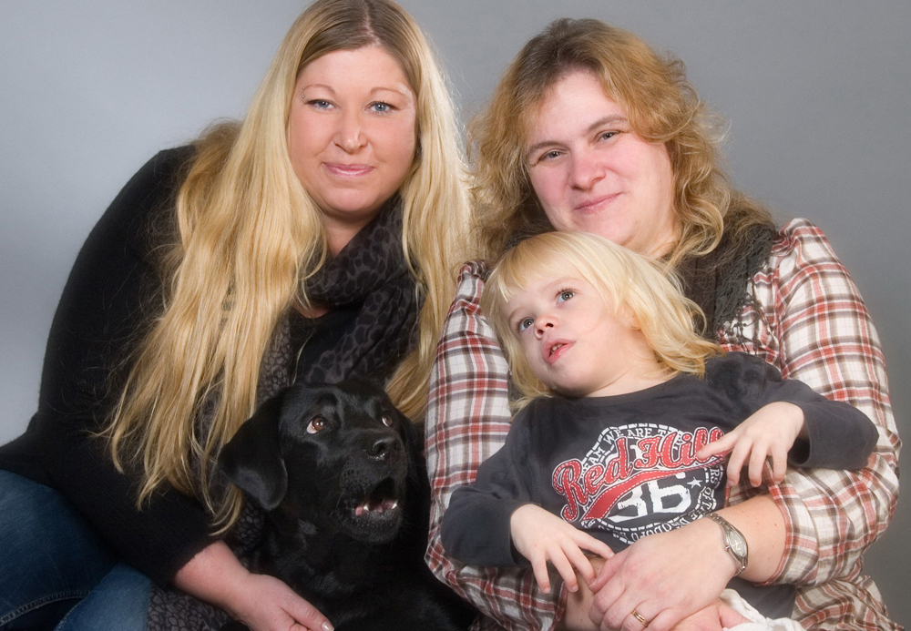 Melanie Driefer und Queen kommen gerne zu Adrian und seiner Familie, hier mit Mutter Anita.