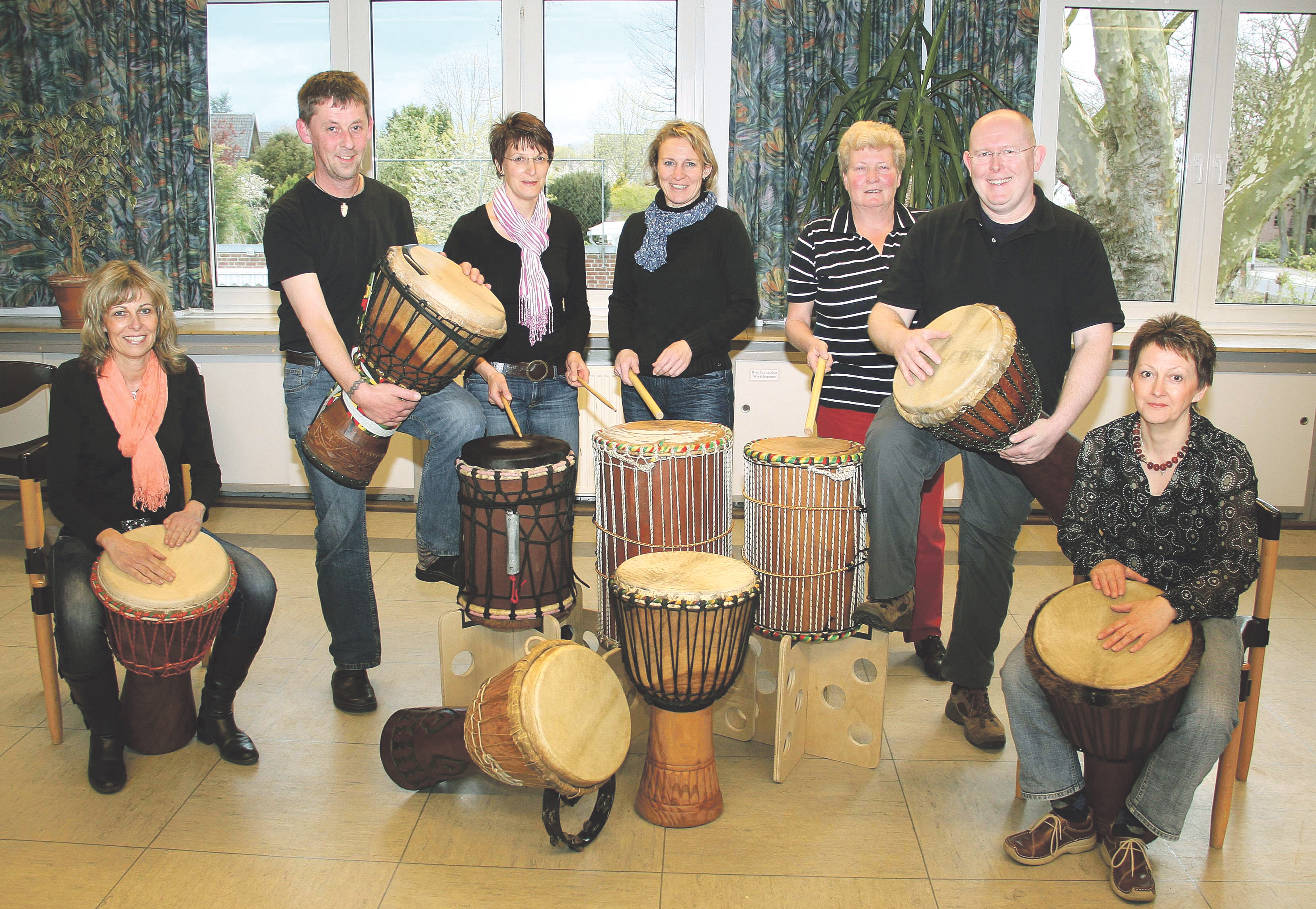 „Djolé“ nennt sich die Emmericher Gruppe, die auf afrikanischen Djembetrommeln musiziert. Gelietet wird sie von Gerd Goertz (2.v.l.). Foto: Ralf Beyer