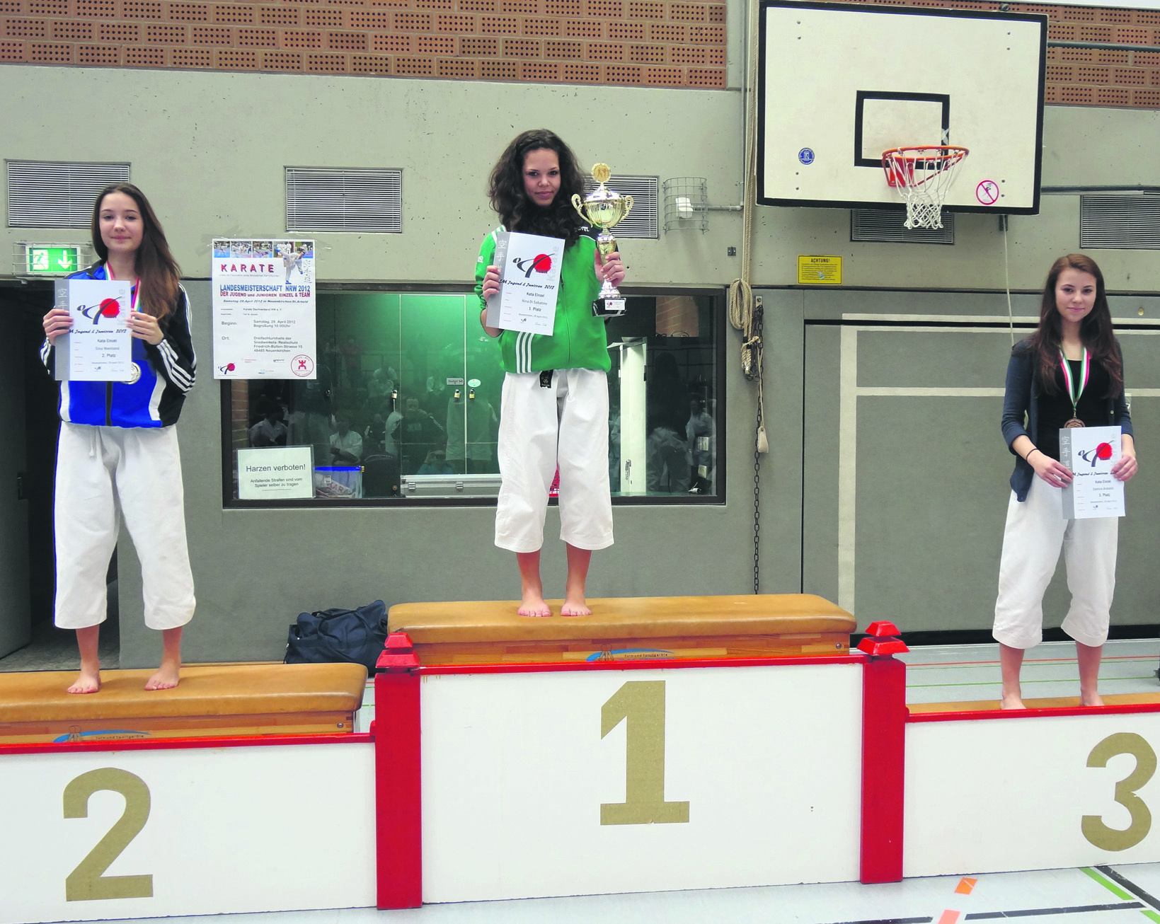 Das Foto zeigt die drei siegreichen Budokan-Mädchen (von links nach rechts) Sina Weinland, Nina Di Sabatino und Samira Ardabili.