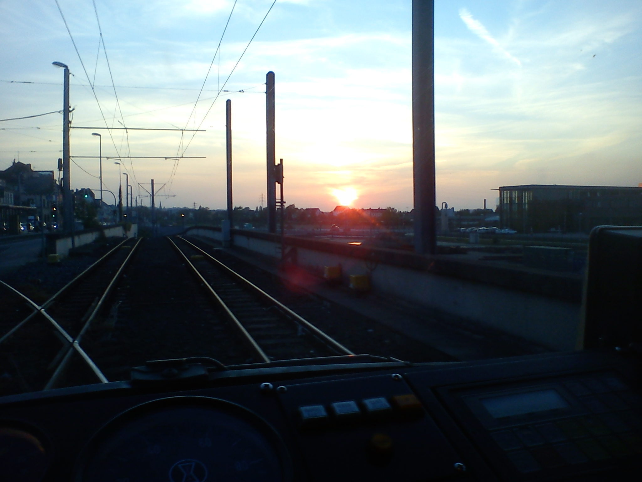 Blick Richtung Westen. Im unteren Bildrand sieht man die Meterspurgleise der MVG.