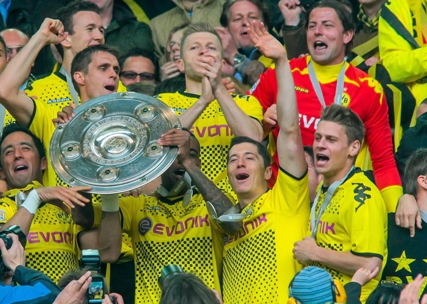 „Polonia Dortmund“ feiert mit der Meisterschale: Lukasz Piszczek (v.r.), Robert Lewandowski (vorne, 2.v.r.) und Jakub „Kuba“ Blaszczykowski (hinten, m.) hatten maßgeblichen Anteil an der Titelverteidigung. Foto: Stephan Schütze