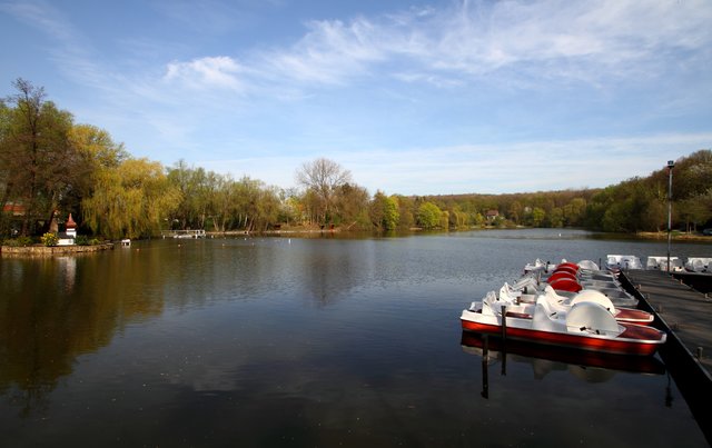 Am idyllischen Cappenberger See soll ein Unbekannter nach der Maifeier an der Grillwiese zwei Frauen brutal angegriffen haben.