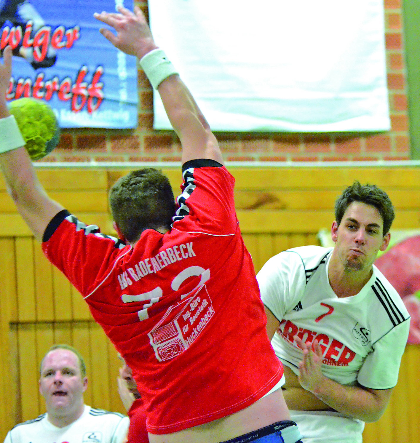 Treffsicher: Vier Tore steuerte Nikolai Lenz (r.) zum Sieg des KTV in der Handball-Verbandsliga gegen die HSG Radevormwald/Herbeck bei.