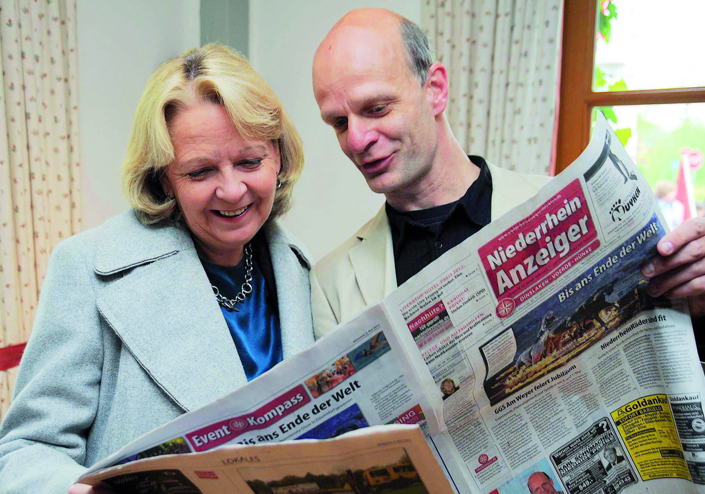 Landesmutter Hannelore Kraft und Stefan Zimkeit (SPD-MdL-Kandidat) lesen das KANDIDAT PRIVAT Interview mit Stefan Zimkeit. (Nachzulesen auf Lokalkompass.de). Foto: Heinz Kunkel.