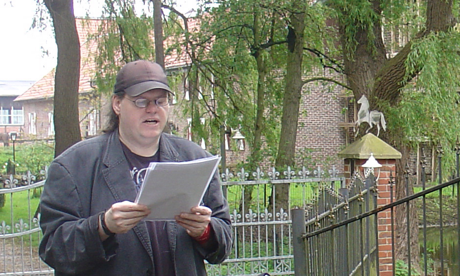 Harry Michael Liedtke liest vor dem ehemaligen Adelshof Brabeck