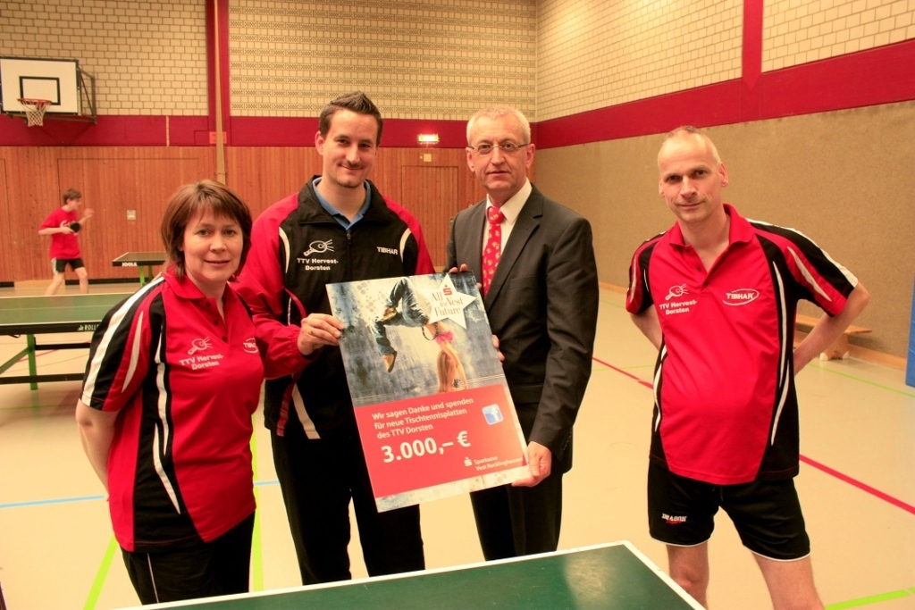 Matthias Feller (2. v.r) von der Sparkasse Vest mit den TTV Trainern Alison Simon, André Kapteina und Hubertus Menze (v.l.n.r)