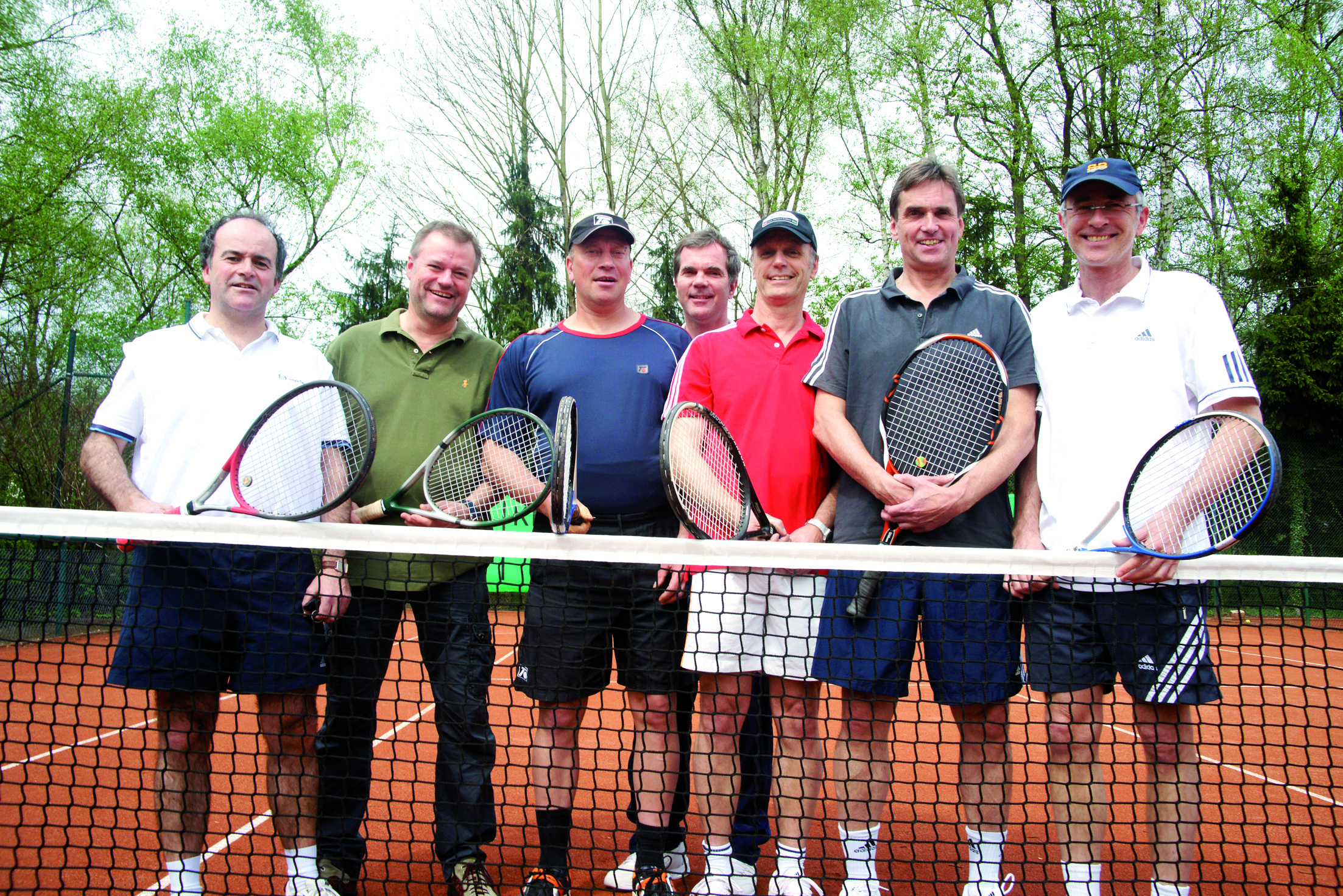 Ein ganz starkes Team:Thomas Ganeff, Peter Ridder, KTG-Cheftrainer Oliver Bonk (nicht Mitglied der Herren-50-Mannschaft), Peter Petit, Holger Ruhrmann, Hans Kirchner, Ralf Zanetti (v.l.n.r.). peilen den Klassenerhalt in der 1. Tennis-Verbandsliga der Herren 50 an.