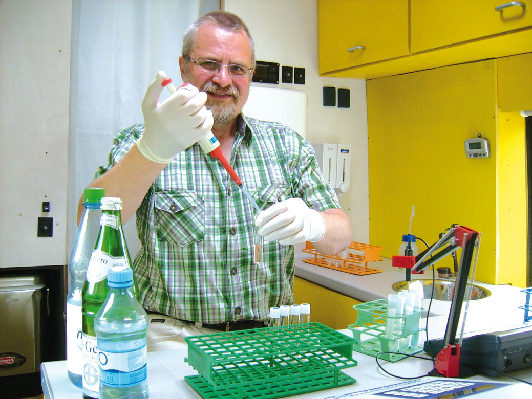 Eigene Proben mitbringen und auswerten lassen: Dipl.-Physiker Harald Gülzow bei der Arbeit im mobilen Labor.
