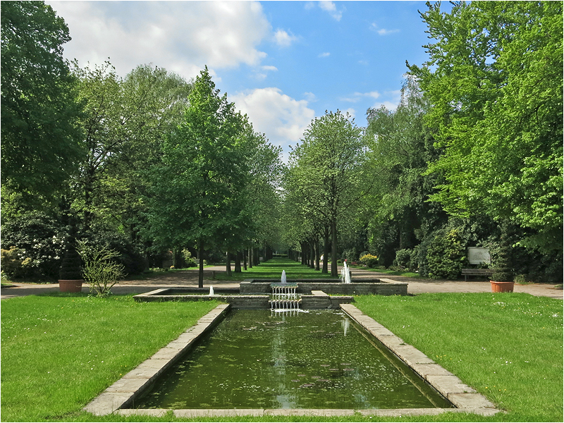 Springbrunnen-Anlage am Haupteingang Westfriedhof in Lirch