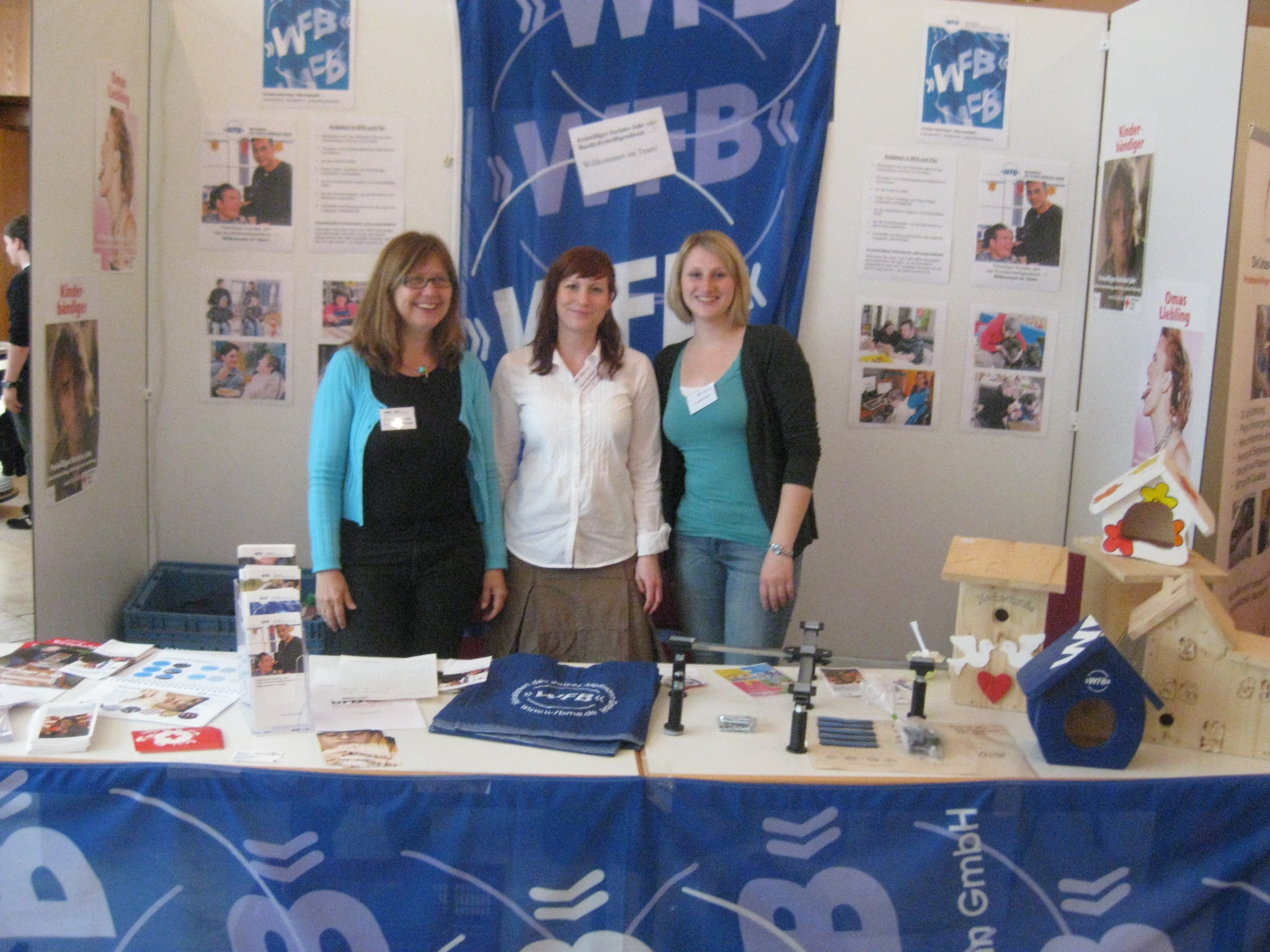 Der WFB-Stand bot viel Information. Carline Sander, Nora Giesbert und Karoline Schütz ständig damit beschäftigt, zu informieren und hatten viel Freude an der Beratung der jungen Besucher.