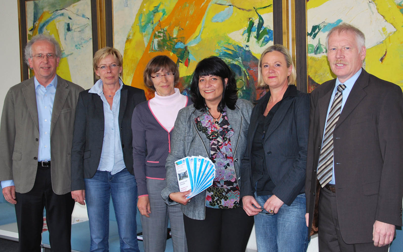 Gemeinsam mit Kooperationspartnern von der Stadt und dem Theodor-Brauer-Haus stellte Sonja Northing (3. von rechts) vom Fachbereich Arbeit und Soziales der Stadt Kleve die Info-Flyer zum Bildungspaket vor.