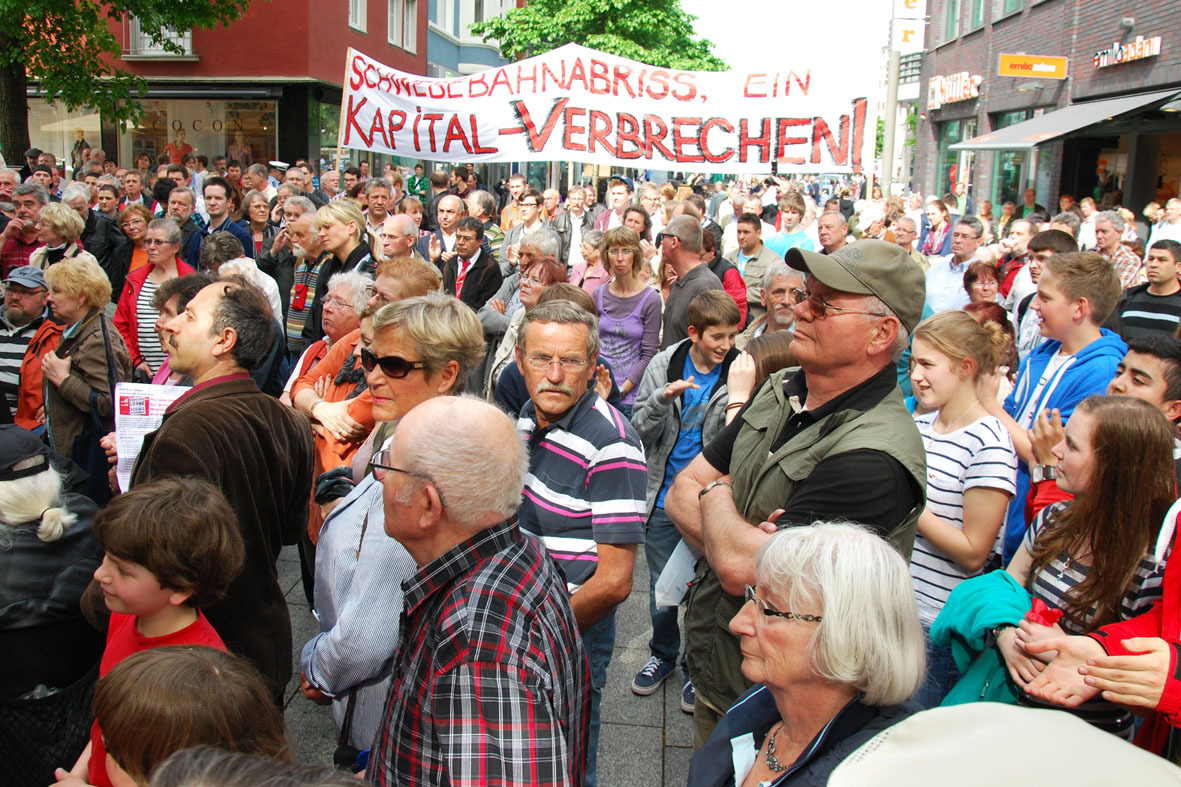 Viele interessierte Hagen, aber auch zahlreiche Demonstranten aus Wuppertal kamen in die City.