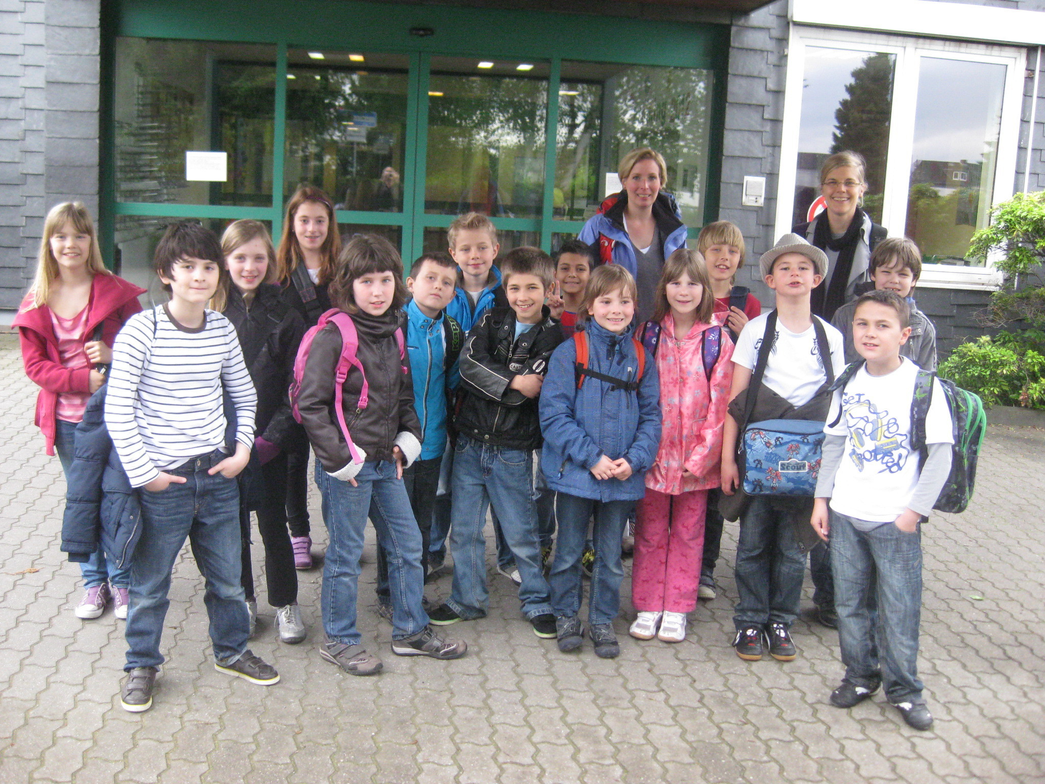 Die 15 Schüler/innen der Erich-Kästner-Gemeinschaftsgrundschule besuchten mit Elke Gräpel (links) und Lehrerin Sandra Waldeck die WFB Lise-Meitner-Straße.