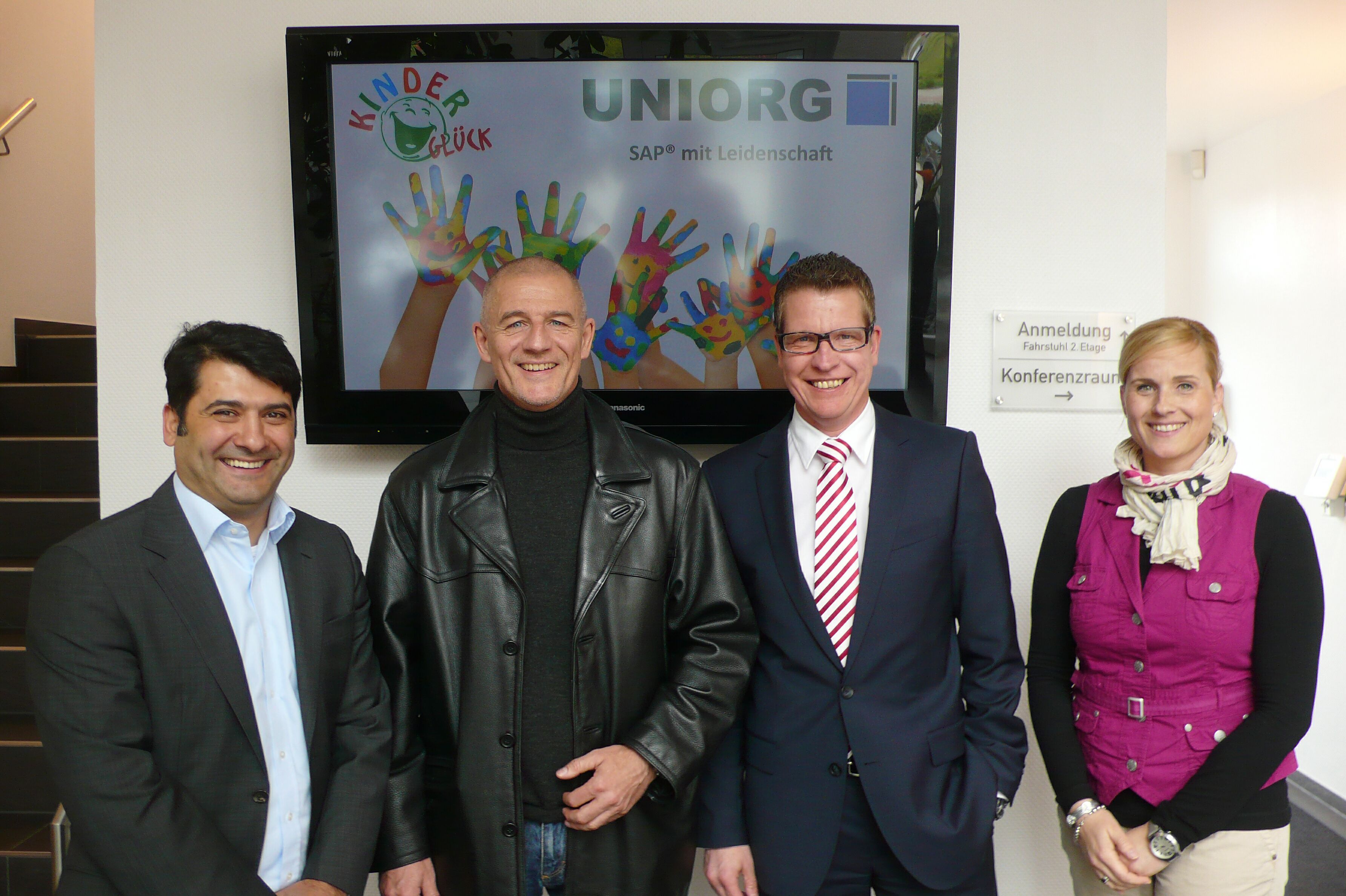 Über die Kooperation freuen sich (v.li.) Metin Duman und Bernd Krispin von Kinderglück sowie Thomas Weber, UNIORG Geschäftsführer und Sabine Schäfer, Marketing UNIORG.