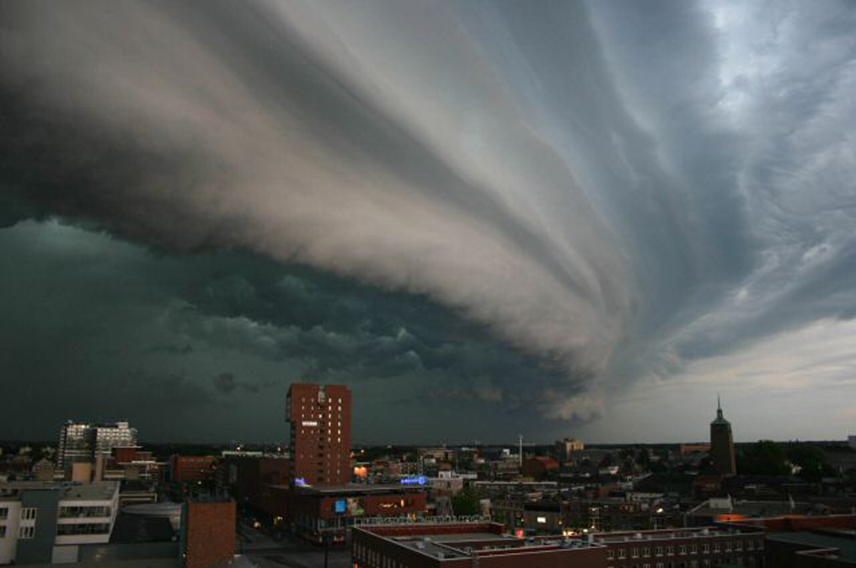 Vor sowas will gewarnt sein: Diese "Böenwalze" traf Duisburg im Juli 2004.