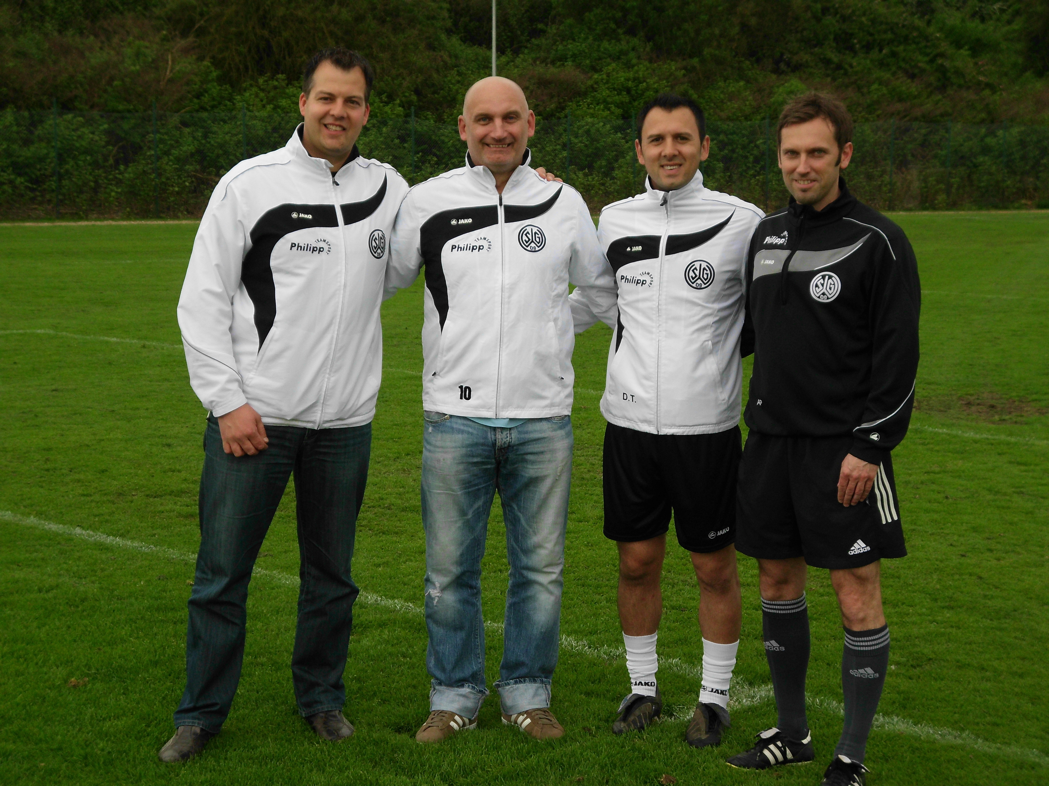 Willkommen, zurück in der Lohrheide. Harry Kügler (2.v.l.) wurde von Jugendleiter Sven Zocher (l.), Co-Trainer Denis Tahirovic (2.v.r.) und Cheftrainer Andre Pawlak (r.) herzlich begrüßt. (Foto: db)