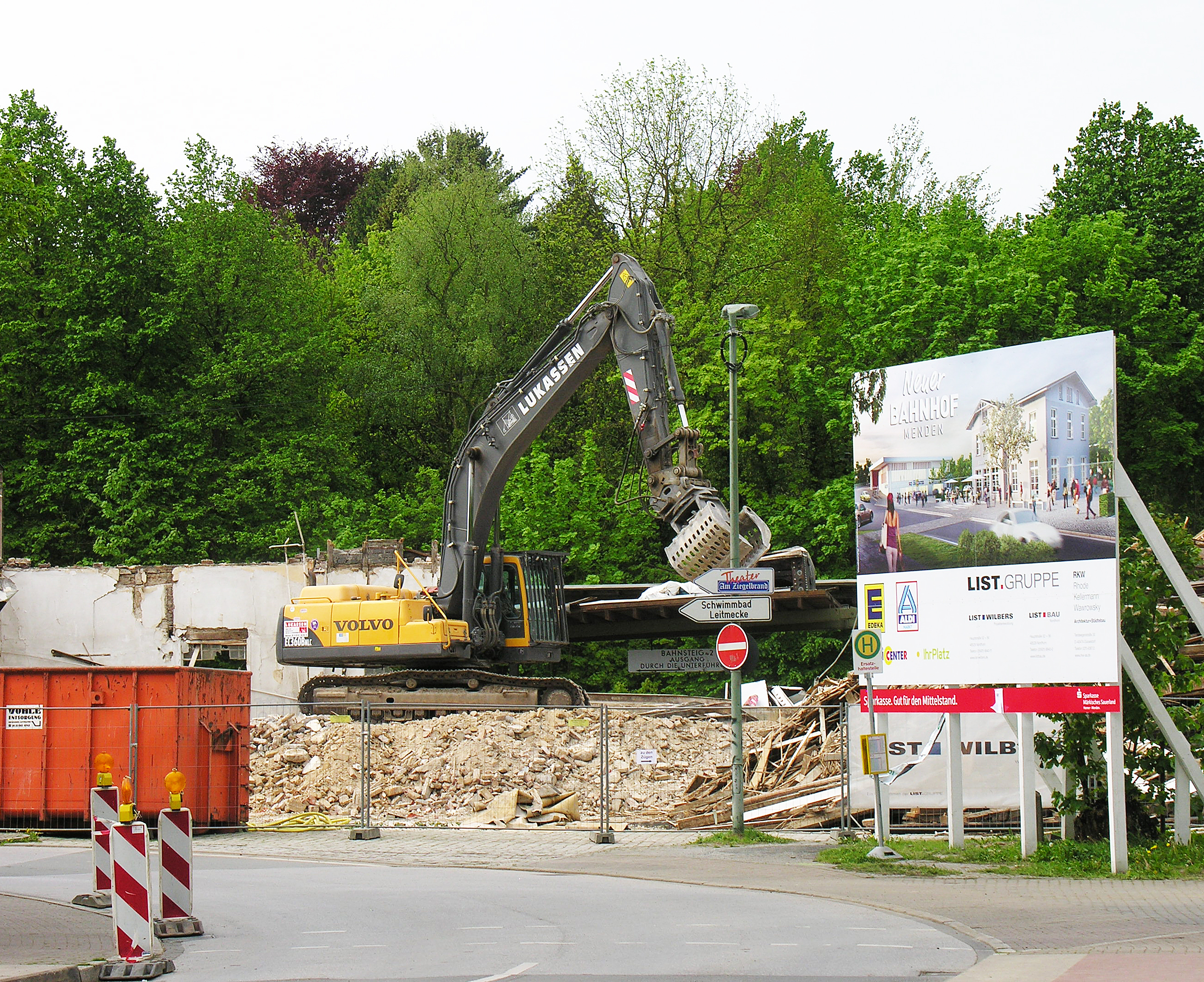 Freitag, 10.32 Uhr. Nur noch Ruinen des ehemaligen Bahnhofs stehen ...