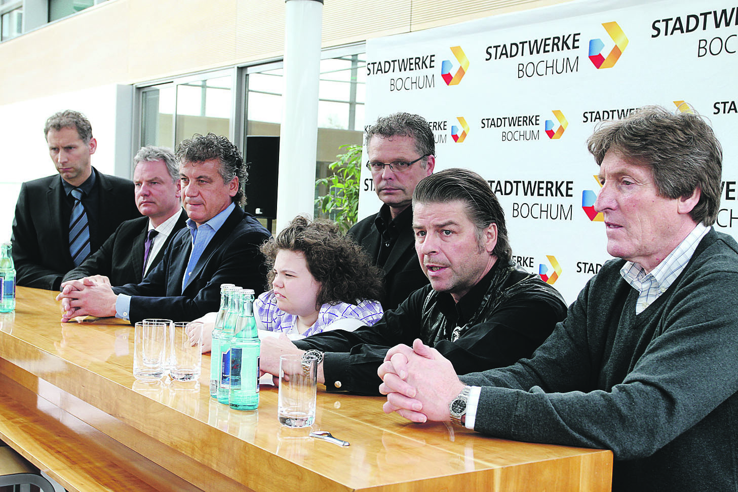 Stellten das Konzept für den Benefiztag am 2. Juni in Bochum vor: (v.l.) Ansgar Schwenken (Vorstand VfL), Thomas Schönberg (Stadtwerke), Erdal Keser (Schirmherr Elternhilfe Rett-Syndrom), Uwe Straube und Tochter Jessica (Elternhilfe Rett-Syndrom), Uwe Fellensiek (Schauspieler), Michael „Ata“ Lameck (Rewirpower-Team).