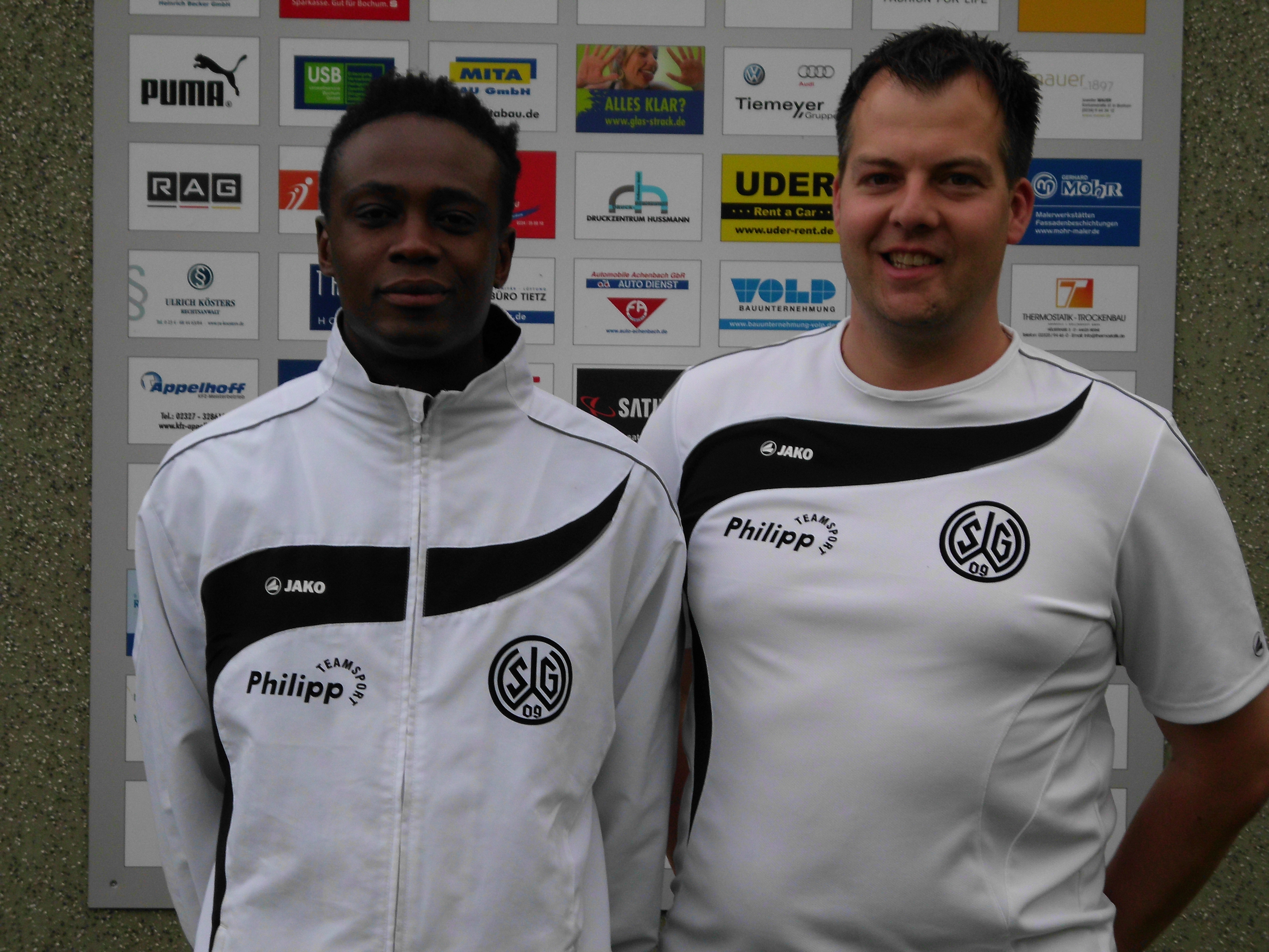 Jugendleiter Sven Zocher stellt seinen neuen U16 Coach Babi Lusaka (l.) vor. Er wechselt von Eintracht DO an die Berliner Strasse. (Foto: db)