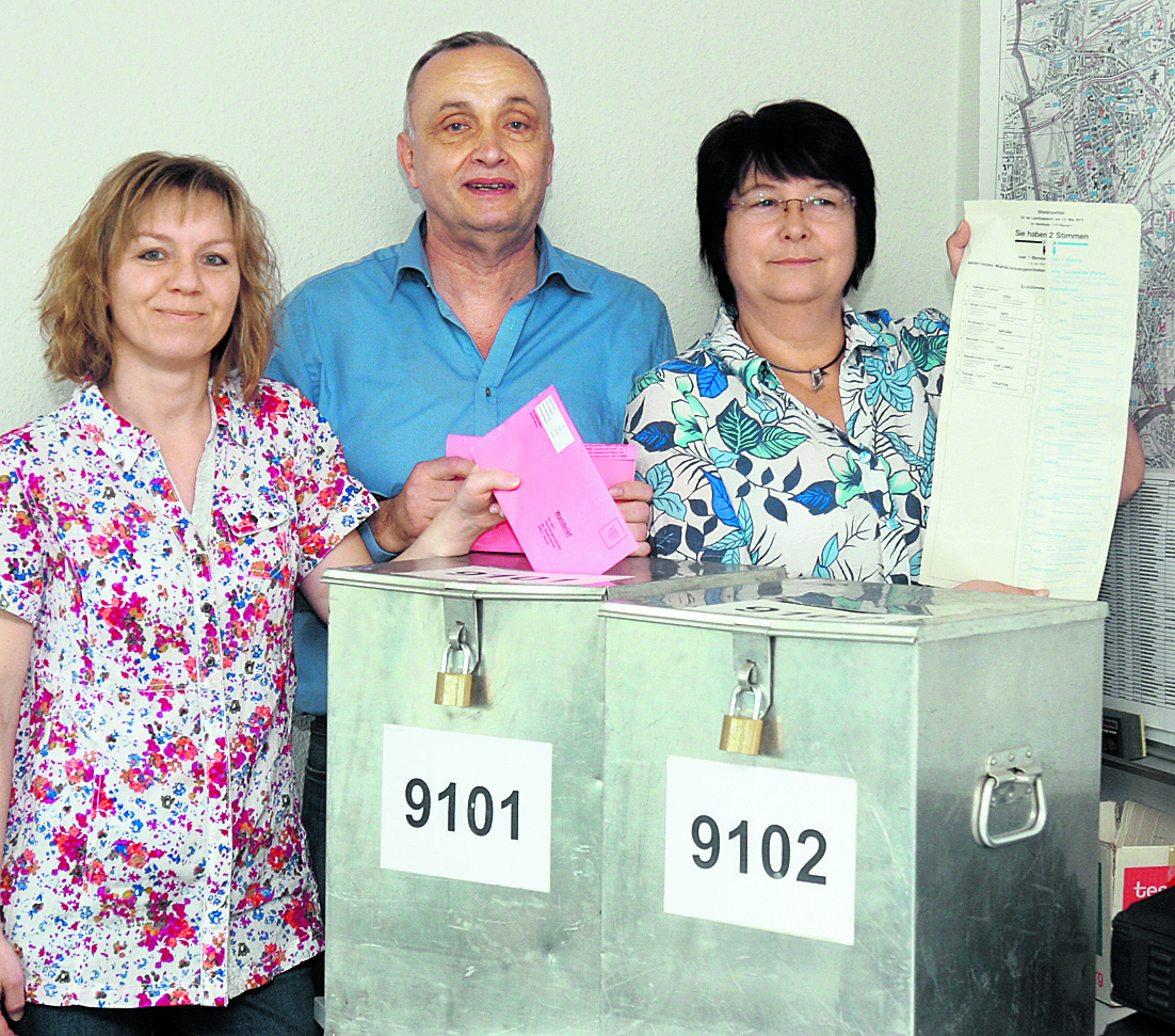Bereit für den entscheidenden Tag (v. li.): Bianca Hudziak, Paul Großmann, Monika Hackerts vom städtischen Wahlteam.Foto: Erler