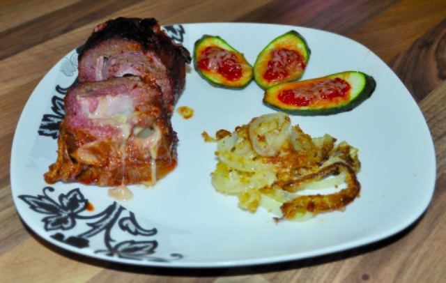 Fertig: Zu der Bacon Bomb gibt es Zuccini mit Tomaten-Ajvar-Paste und Parmesan sowie selbstgemachte Zwiebelringe.