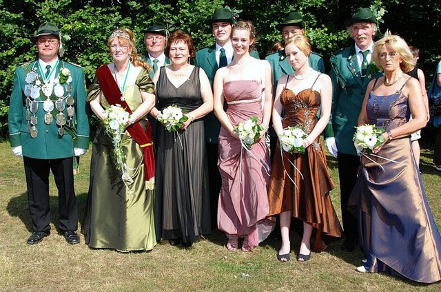 Das amtierende Schützenkönigspaar Andreas Hübner und Petra Lege mit den Thronpaaren Wolfgang Krusdick und Marlies Woywood, Guido Quast und Sandy Hemming, Hermann-Lukas Hübner und Anne Hübner, Wolfgang und Ilse Niejahr.