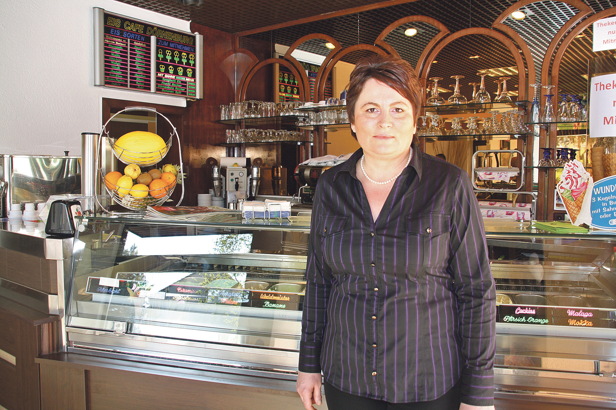 Zurück in Wattenscheid: Seit zwei Jahren betreibt Ema Dzinic zusammen mit ihrem Mann das Eiscafé Dörnenburg in der Innenstadt. Foto: Vera Demuth