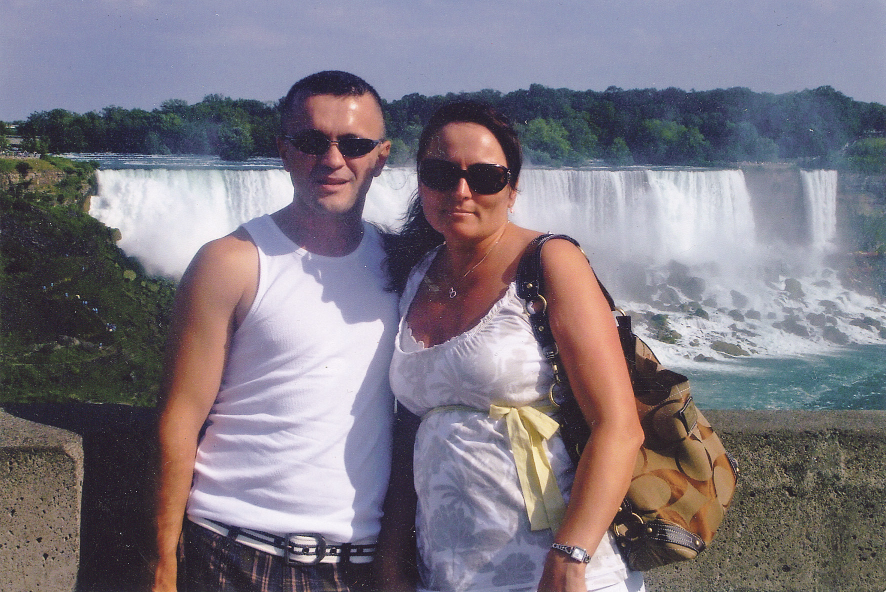 Ema und Senad Dzinic bei einem Ausflug zu den Niagarafällen, die etwa zweieinhalb Stunden Fahrzeit von ihrem früheren Wohnort Utica im Bundesstaat New York entfernt liegen. Foto: privat
